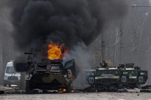 Xe chiến đấu bộ binh Ukraine cháy ngùn ngụt cạnh xác thiết giáp Nga tại Kharkiv