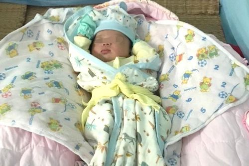 Bé gái sơ sinh 3 ngày tuổi bị bỏ rơi lúc rạng sáng