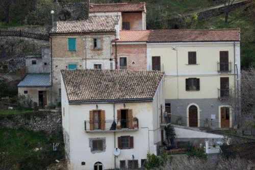 Vỡ mộng khi mua nhà giá 1 USD ở Italy