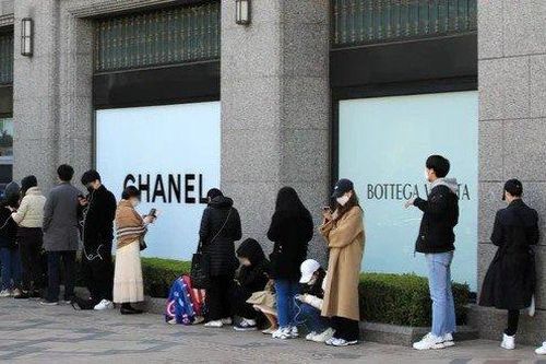 Cửa hàng xa xỉ Hàn Quốc tìm cách ngăn đội quân xếp hàng