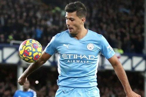 Trọng tài Anh nhận sai vì không thổi phạt đền Man City