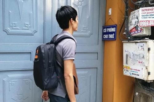 Trường đại học chuyển học trực tuyến: Sinh viên loay hoay không biết nên ở hay về