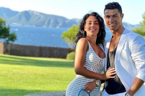 Bạn gái Ronaldo 'không tiêu một xu' của bạn trai