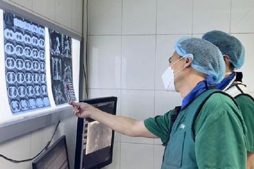 Cứu nam thanh niên ho ra nhiều máu do mắc COVID-19 và lao phổi