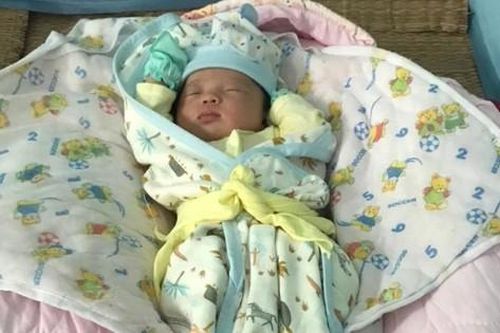 Bé 3 ngày tuổi bị bỏ rơi trước cửa nhà thờ giữa đêm