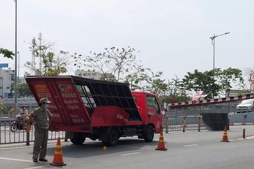 Xe tải tông sập thanh giới hạn chiều cao, một hầm chui ở TPHCM bị phong tỏa