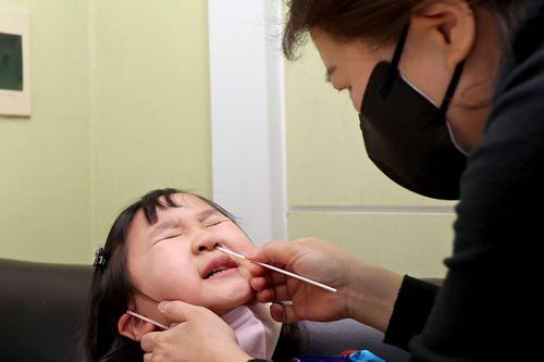 Những yếu tố quyết định việc lây nhiễm COVID-19 từ con sang bố mẹ