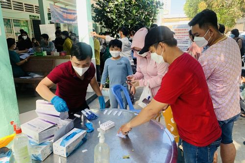 TP Hồ Chí Minh: Loạn giá kit test nhanh COVID-19