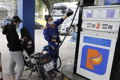 Giá xăng lập kỷ lục, kéo giá thực phẩm và rau xanh tăng theo