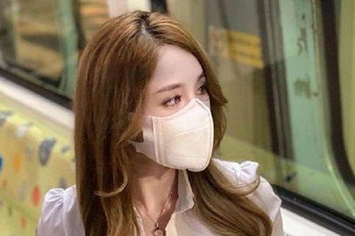 Danh tính cô gái diện đồ kiểu công sở trên tàu 'gây bão' MXH