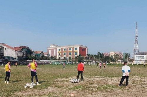 Hồng Lĩnh Hà Tĩnh tập trên mặt 'sân ruộng' trước trận gặp HAGL