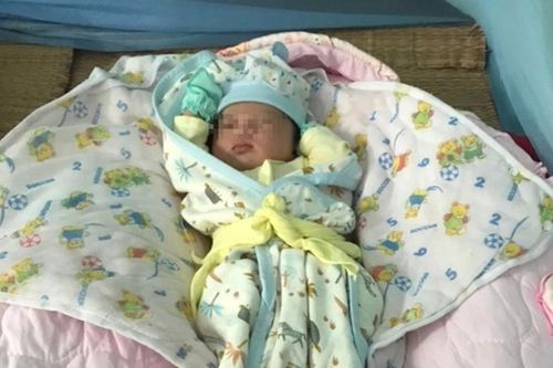 Phát hiện bé gái sơ sinh bị bỏ rơi trước cổng nhà thờ trong đêm