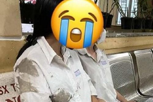 2 nữ sinh 'tung cước' đạp ngã tên cướp để giành lại tài sản
