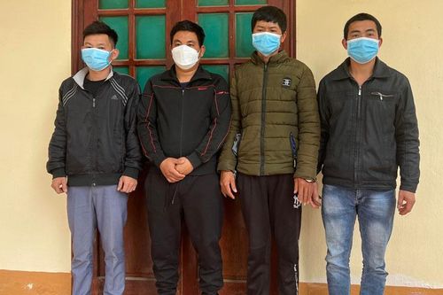 Bắt 9 đối tượng đánh bạc tại mỏ đá, thu giữ gần 10 triệu đồng