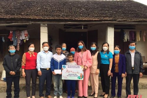 Hội LHPN huyện Hà Trung nhận đỡ đầu trẻ mồ côi có hoàn cảnh đặc biệt khó khăn