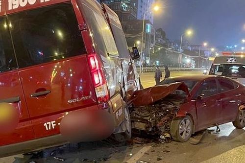 Tông ngang xe Limousine, tài xế xe con vội vàng rời khỏi hiện trường