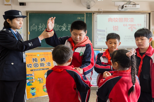 Trường học thuê cảnh sát, thẩm phán làm hiệu phó