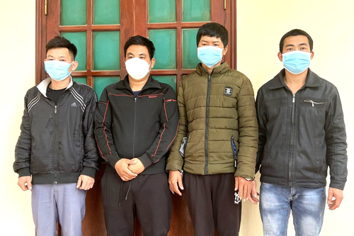 Nhảy từ tầng 2 xuống đất trốn công an, 5 'con bạc' gãy chân tay
