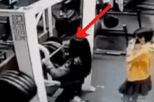 Thử nâng tạ 180kg, bà mẹ không ngờ phải trả giá bằng cả mạng sống, CCTV cho thấy cảnh cuối đời thương tâm ngay trước mặt con gái
