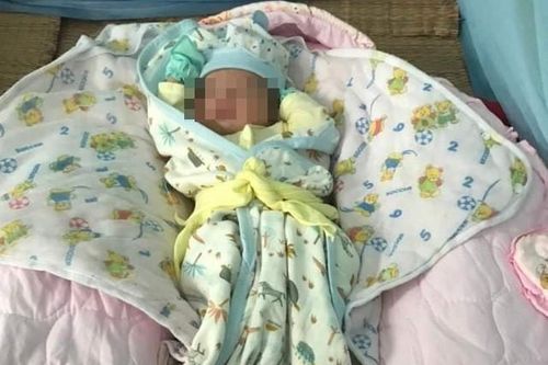 Mờ sáng phát hiện bé sơ sinh bị bỏ rơi trước nhà thờ giữa trời rét buốt