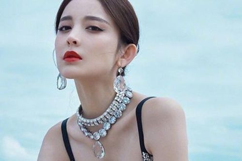 'Mỹ nữ Tân Cương' Cổ Lực Na Trát da trắng mịn, tươi trẻ dù đã 30 nhờ thói quen gây tranh cãi khi chăm sóc da