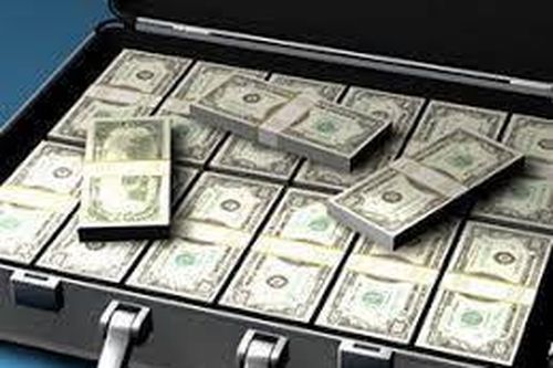 'Nữ quái' chất đầy đô la âm phủ vào vali khiến người đàn ông 'sập bẫy'