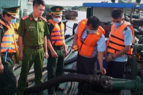 Hàng trăm tấn dầu không rõ nguồn gốc trên tàu có hầm bí mật