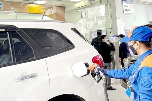 Xăng dầu tiếp tục 'bào mòn' túi tiền người dân