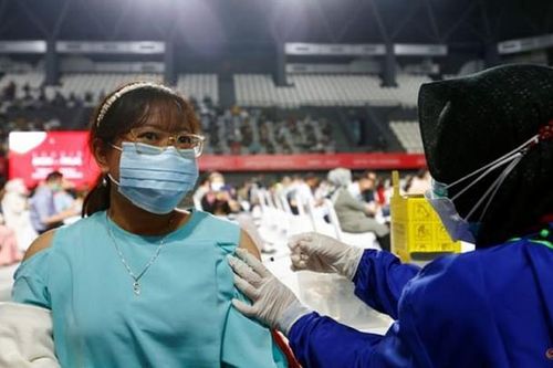 Indonesia kéo dài hạn sử dụng vắc xin Covid-19, Trung Quốc cân nhắc sống chung với đại dịch