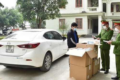 Kiểm tra xe ô tô, phát hiện 2.000 que test nhanh Covid-19 không rõ nguồn gốc