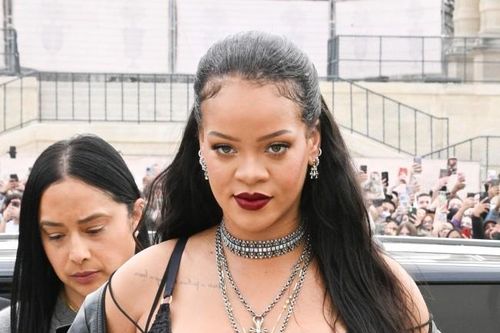 Bà bầu Rihanna gây sốc khi diện nội y dự show thời trang