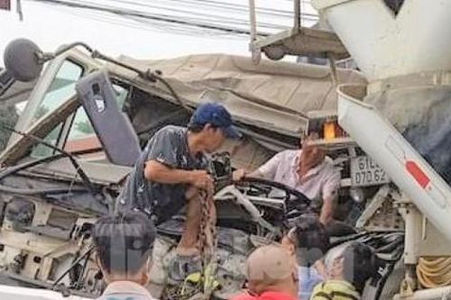 Cabin xe đầu kéo bị tông nát, tài xế bị thương nặng được giải cứu ra ngoài