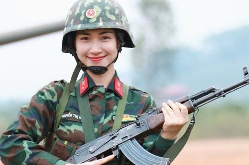 Hòa Minzy khoe mặt mộc trong Sao Nhập Ngũ