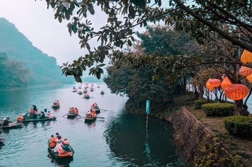 Trải nghiệm hơn 1 giờ ngồi thuyền, vãn cảnh đôi bờ tại danh thắng Tràng An
