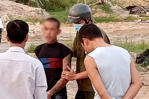 Thanh niên xăm trổ lái máy xúc 'bổ nát' 2 xe ô tô tại công trường