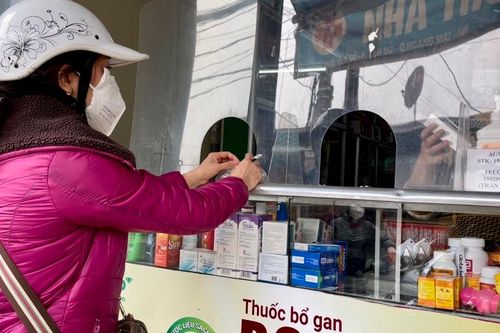 Các cửa hàng thuốc tại Hà Nội 'cháy' mặt hàng nước muối sinh lý