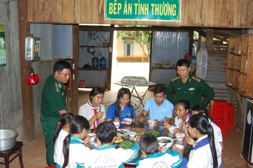 Chiến sĩ 'Quân hàm xanh' - người bạn đồng hành của đồng bào biên giới