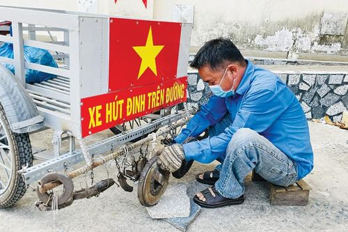 Người thầm lặng hút đinh trên đường