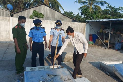 Sóc Trăng xử phạt 4 cây xăng ngừng bán hàng trái phép