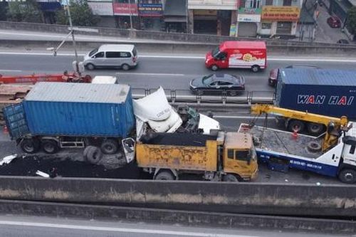 Đường Vành đai 3 Hà Nội ùn tắc nhiều giờ sau cú tông 'rụng bánh' giữa container và xe tải