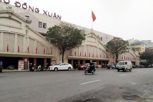 Đường phố Hà Nội vắng vẻ bất thường dù không có quy định hạn chế