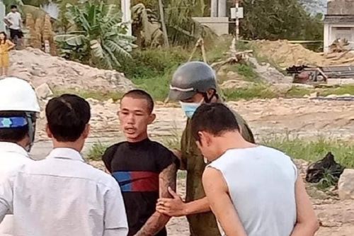 Lái xe gầu múc đập nát 2 ôtô ở công trường cao tốc Bắc - Nam sẽ bị xử lý ra sao?
