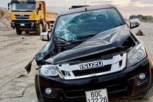 Khởi tố và bắt khẩn cấp lái xe cuốc điều khiển gàu múc đập nát 2 ô tô
