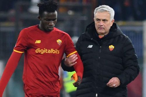 Mourinho đuổi học trò xuống đội trẻ vì đi hộp đêm