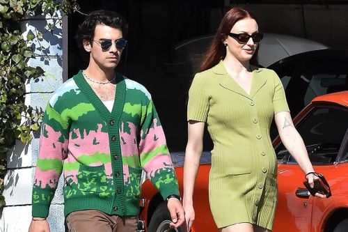 Sophie Turner mang thai