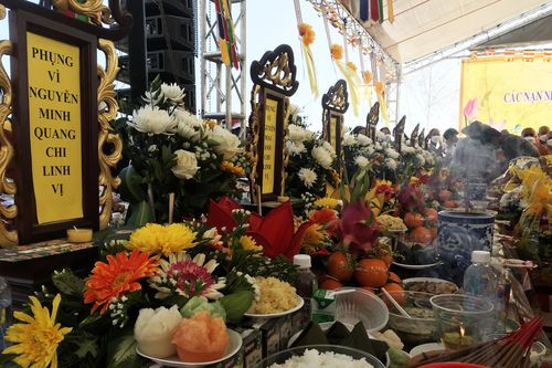 Người dân Hội An tham gia lễ tưởng niệm, cầu siêu các nạn nhân thiệt mạng trong vụ chìm ca nô ở Cửa Đại
