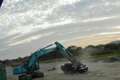 Dùng máy múc đập nát đầu 2 xe ôtô: Nguyên nhân hành vi côn đồ?
