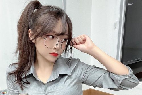 Áo sơ mi 'tưởng kín hóa vô duyên' của các người đẹp công sở