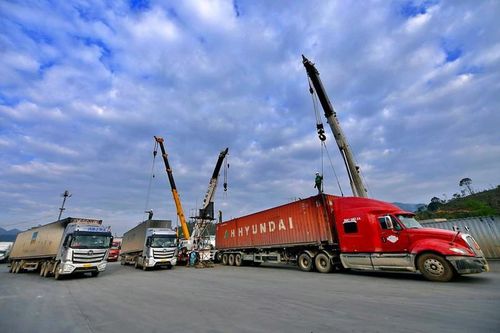 Xác minh thông tin tái diễn tình trạng 'làm luật' ở cửa khẩu Lạng Sơn