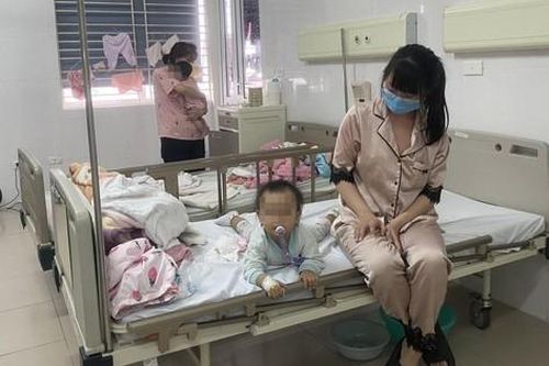 Trẻ mắc COVID-19 nhập viện đang gia tăng